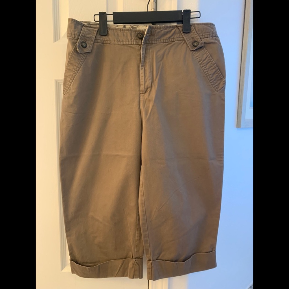 Cropped pants for women.